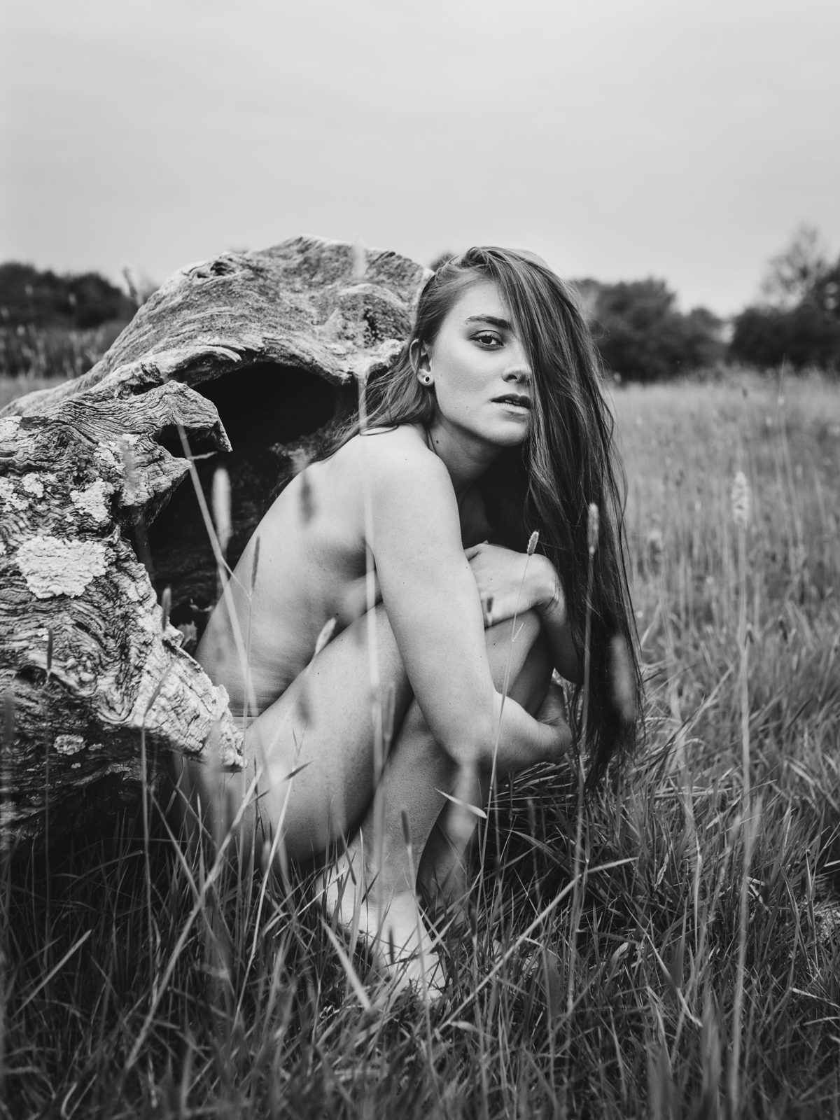 photo de nu dans l'herbe